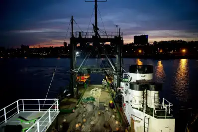 Sancionan a un buque con bandera de Portugal por pesca ilegal en la Zona Económica Exclusiva