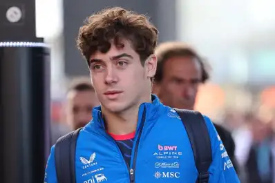 Franco Colapinto ya está en el país: manejó por Palermo y enloqueció a los fanáticos