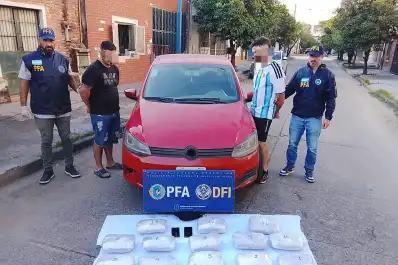 Circulaban en auto por la capital con más de 13 kilos de marihuana y fueron detenidos