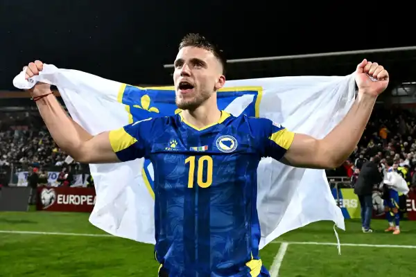 Promesa cumplida: Ermedin Demirović invita las cervezas a sus hinchas tras meter a Bosnia en el Mundial 2026