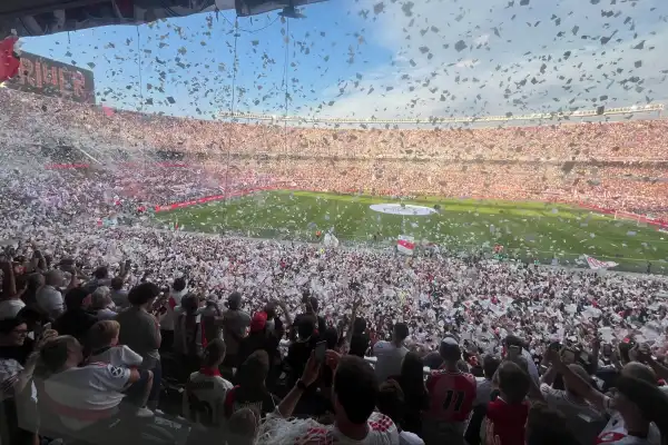 Adiós a una tradición: prohíben los papelitos en los estadios porteños tras el Superclásico