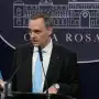 Adorni retoma las conferencias en medio de una escalada judicial con la oposición