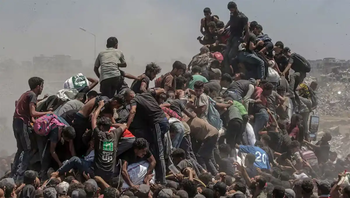 FINALISTA. Crisis de la ayuda en Gaza”, de Saber Nuraldin, muestra a una multitud intentando acceder a alimentos en medio de una situación humanitaria extrema