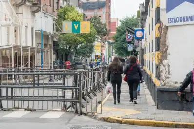 Mendoza al 200: habilitaron el paso peatonal, pero sigue el riesgo de derrumbe y el corte vehicular