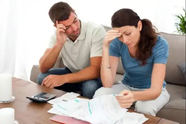 Dificultades para llegar a fin de mes: ¿a quiénes les deben las familias argentinas?