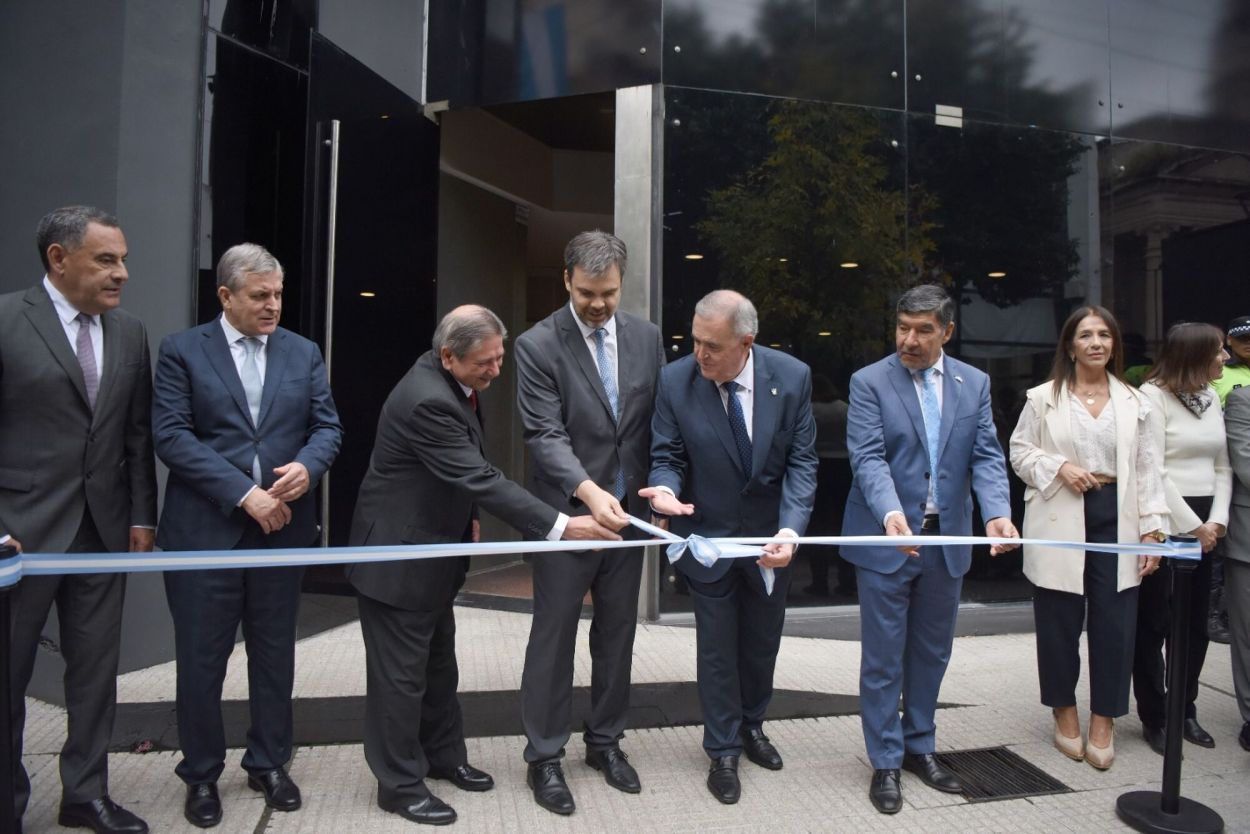ACTO FORMAL. El juez, el titular de la Cámara Federal y el Gobernador cortan la cinta del nuevo Juzgado.
