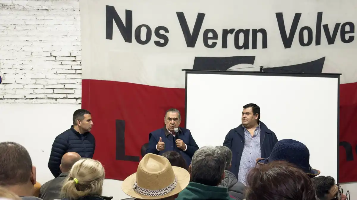 Carteles del municipio y de la SAT, la firma de Abad y una reunión de radicales