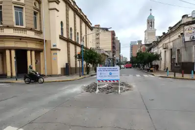 Carteles del municipio y de la SAT, la firma de Abad y una reunión de radicales