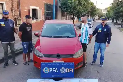 Circulaban en auto por la capital con más de 13 kilos de marihuana y fueron detenidos