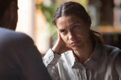 Qué le pasa a la persona que solo habla de sí misma, según expertos en comportamiento