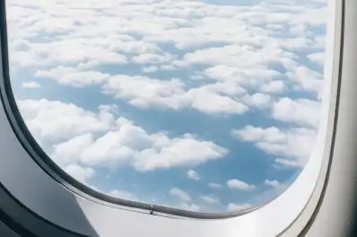 Por qué las ventanas de los aviones tienen un pequeño agujero y para qué sirve