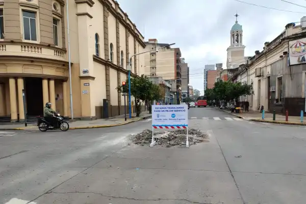 Carteles del municipio y de la SAT, la firma de Abad y una reunión de radicales