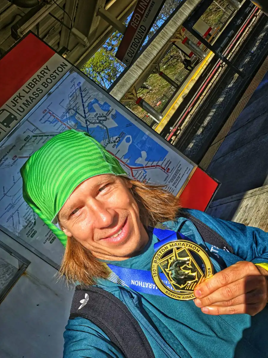 FELICIDAD PLENA. Larry posa junto a la medalla que ganó en Boston.