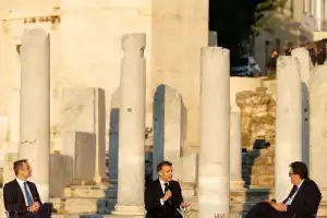 Macron pide que Europa reaccione a la crítica de Estados Unidos, Rusia y China