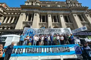 Alarma por el endeudamiento familiar: gremios y movimientos sociales marchan al Ministerio de Economía