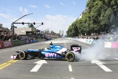 Colapinto cerró su show en Buenos Aires con el Lotus E20 en llamas y una multitud rendida a sus pies