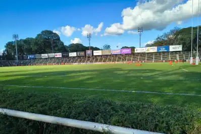 EN VIVO: En un campo de juego en muy buen estado, Tarucas recibe a Peñarol