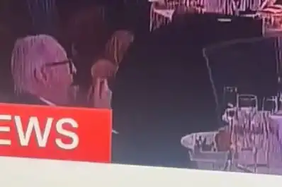 Las redes se rinden ante el invitado que no dejó de comer tras el tiroteo en la cena de los corresponsales con Trump