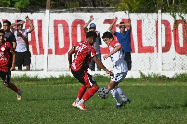 Pulga Rodríguez volvió a pisar el césped de Simoca tras más de 20 años