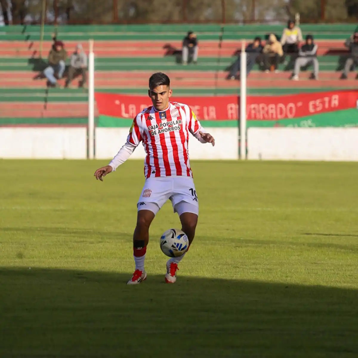 LO NECESITA. Kevin López no pudó ser eje en la mitad de la cancha para San Martín.