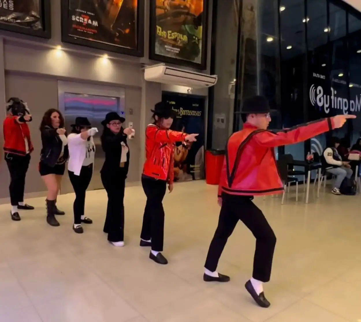 EN EL CINE. Un grupo de bailarines en el hall del Atlas Vía 24.