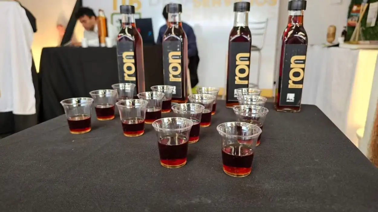 SOUVENIR. En algunos eventos de la Eeaoc se suelen regalar muestras del ron.