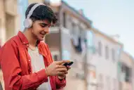 Auriculares: el volumen que no deberías superar si no querés dañar tu audición