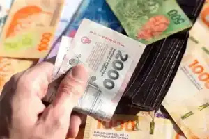 El sueldo en la Argentina alcanza sólo para llegar al 20 de cada mes