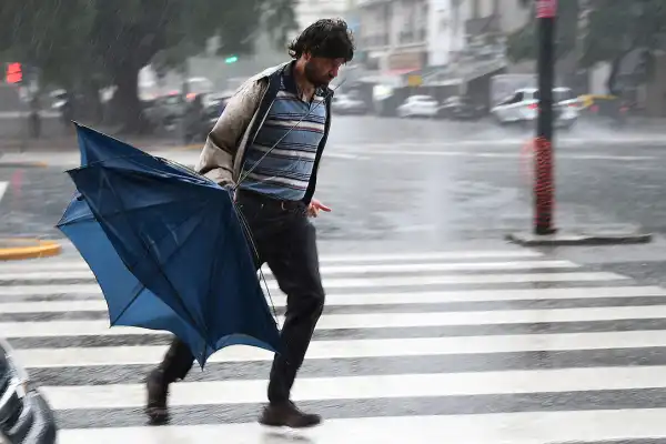 Alerta amarilla por vientos extremos y una ola de frío que entra al país: las provincias afectadas este lunes