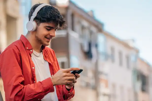 Auriculares: el volumen que no deberías superar si no querés dañar tu audición