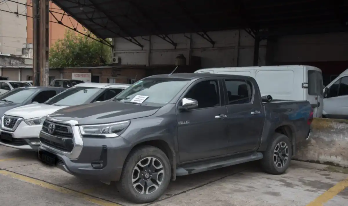 Retienen 20 vehículos por arrojar basura en la vía pública de San Miguel de Tucumán