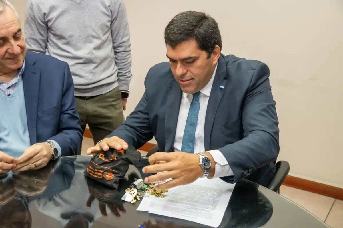 CAMBIO DE MANOS. El ministro de Obras Públicas, Marcelo Nazur, encabezó el acto de traspaso de la concesión de la Terminal de Ómnibus. Foto de Prensa Ministerio de Obras Públicas