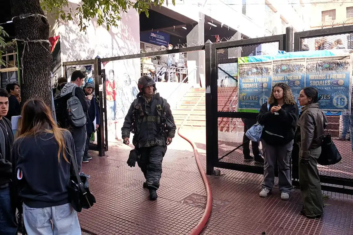 LOS BOMBEROS. Dos personas fueron trasladadas por inhalación de humo. / UBA