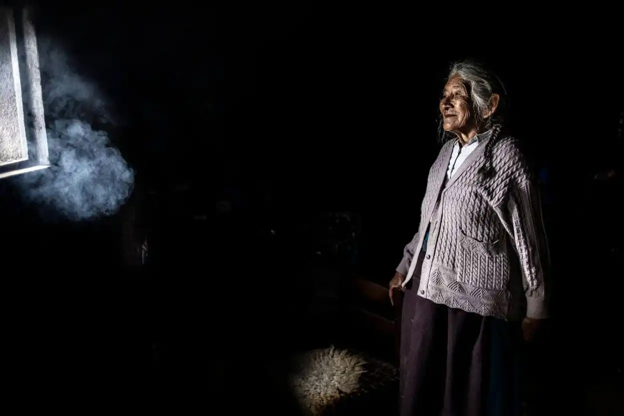 EL MANEJO DEL CLAROSCURO. Ina Casanova  retrató a “Doña Juana” en su entorno hogareño.