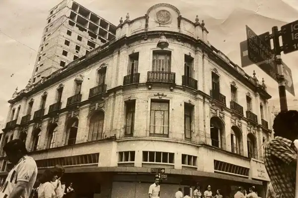 Recuerdos fotográficos: la emblemática tienda La Esperanza, en San Martín y Muñecas