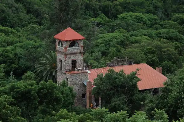 Un enigmático castillo en medio de la selva: esta fortaleza es única en el Norte argentino