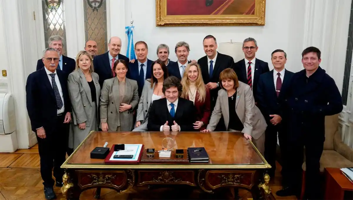 Milei posó junto a su Gabinete antes de ingresar al Congreso para apoyar a Adorni