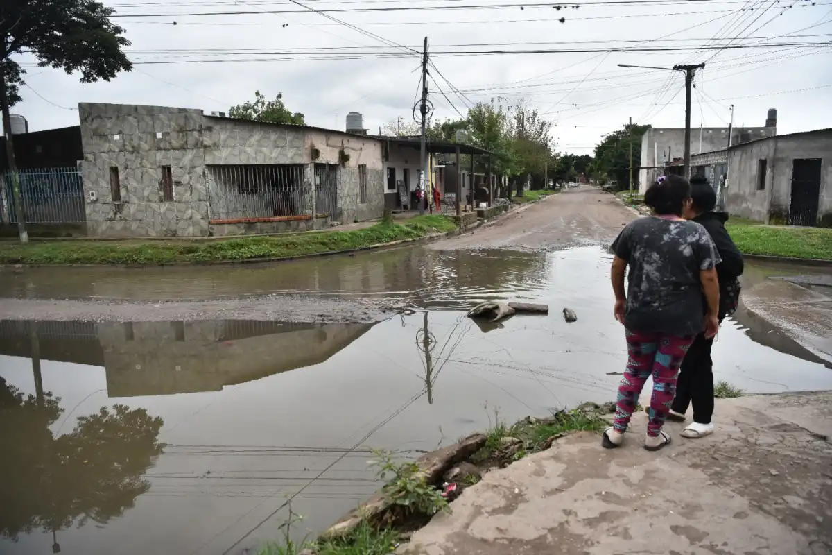 PELIGRO. Residuos, agua estancada y cloacas desbordadas forman un combo que favorece la proliferación del Aedes aegypti.