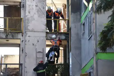 Se derrumbó parte del techo de un edificio en San Miguel de Tucumán y dos personas quedaron atrapadas