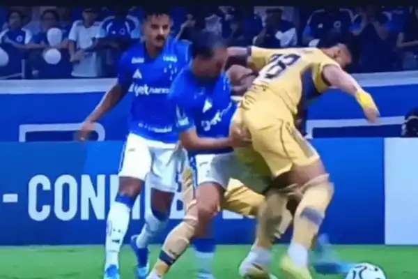 Polémica en Brasil: un jugador de Cruzeiro protagonizó un gesto repudiable ante Boca