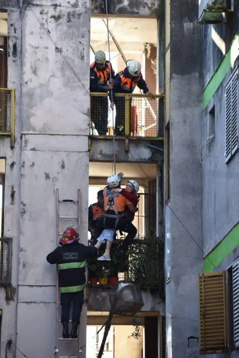 RESCATADA. Un adulto mayor había quedado atrapado