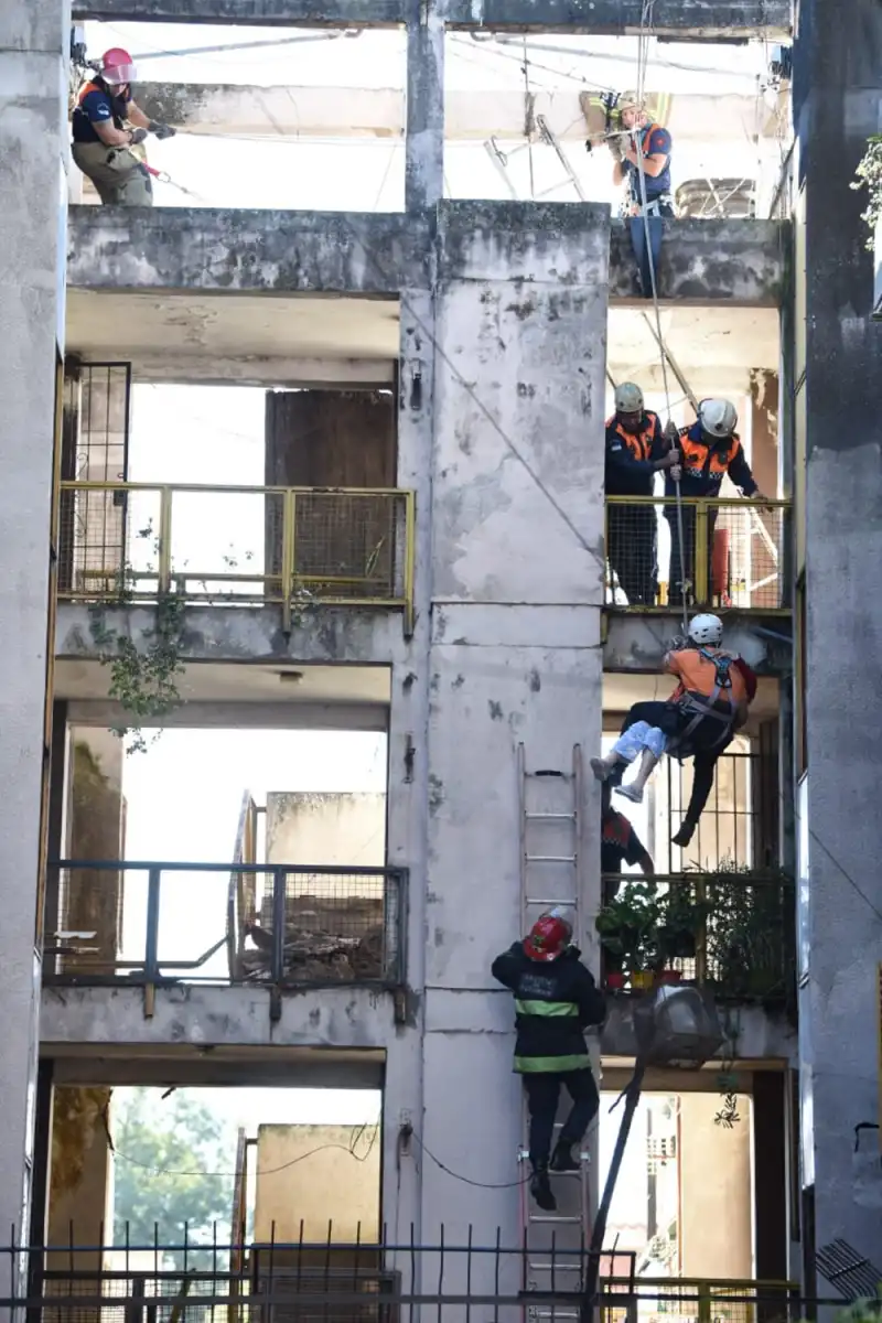 DERRUMBE EN un edificio de San Miguel de Tucumán: el momento en el que los bomberos rescatan a una persona. 