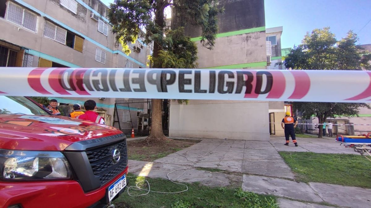 Se derrumbó parte del techo de un edificio en San Miguel de Tucumán y dos personas quedaron atrapadas