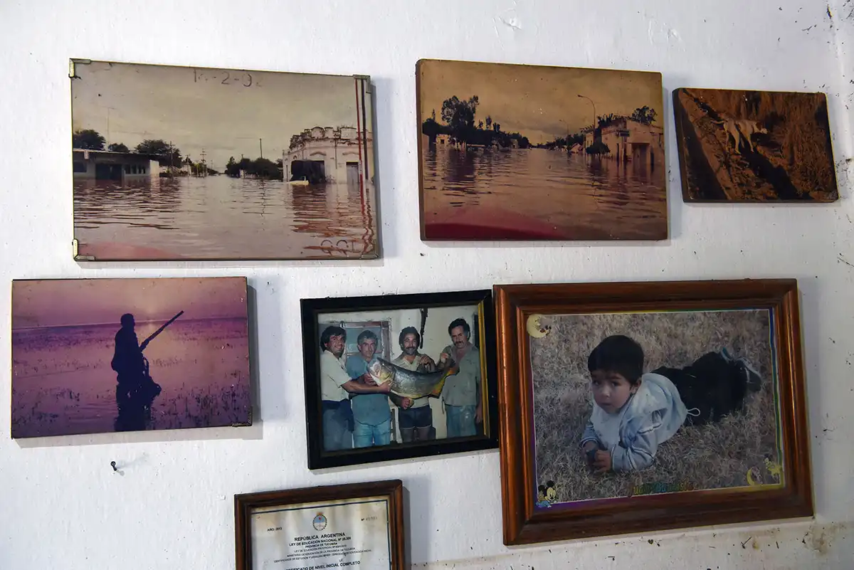 RECIEN PINTADA: En una pared de la habitación donde Juan tiene su lugar de trabajo, se exhiben las fotografías más valiosas. FOTO: DIEGO ARÁOZ
