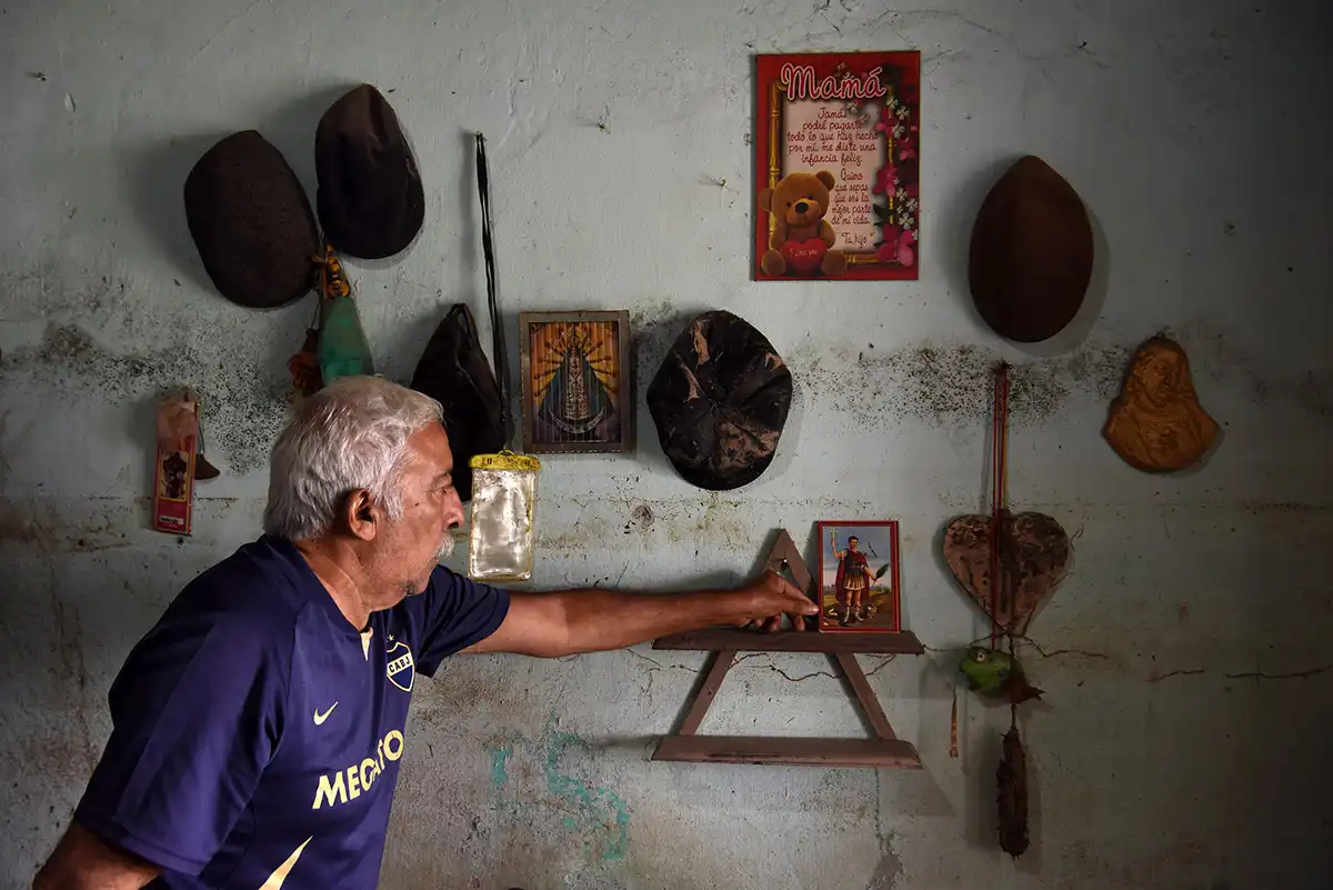 LAS MARCAS DE LA ULTIMA INUNDACIÓN: Una estampita de San Expedito en la habitación de Juan sobrevivió a la furia del agua. FOTO: DIEGO ARÁOZ