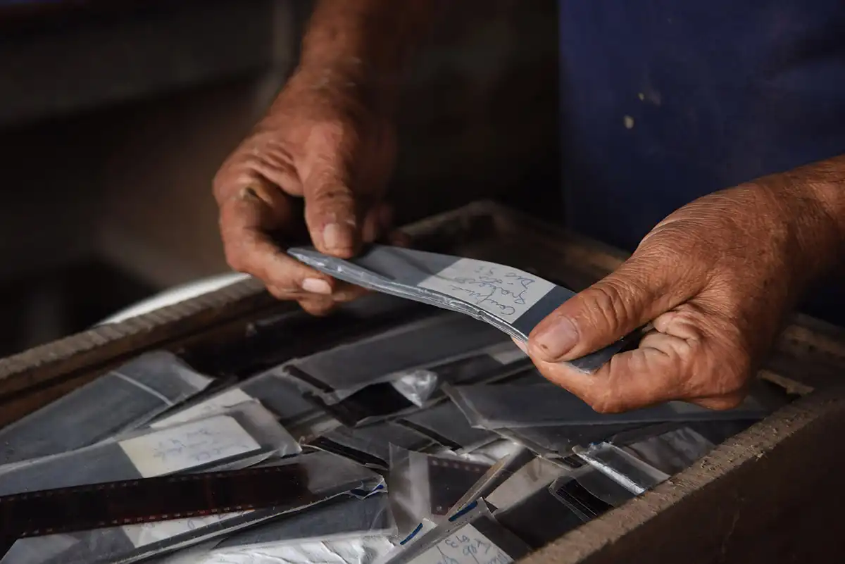 DOS CAJONES DE MADERA: Los sobres que contienen los negativos de las fotografías tomadas por Juan, están prolijamente etiquetadas con fecha, nombre y acontecimiento. FOTO: DIEGO ARÁOZ
