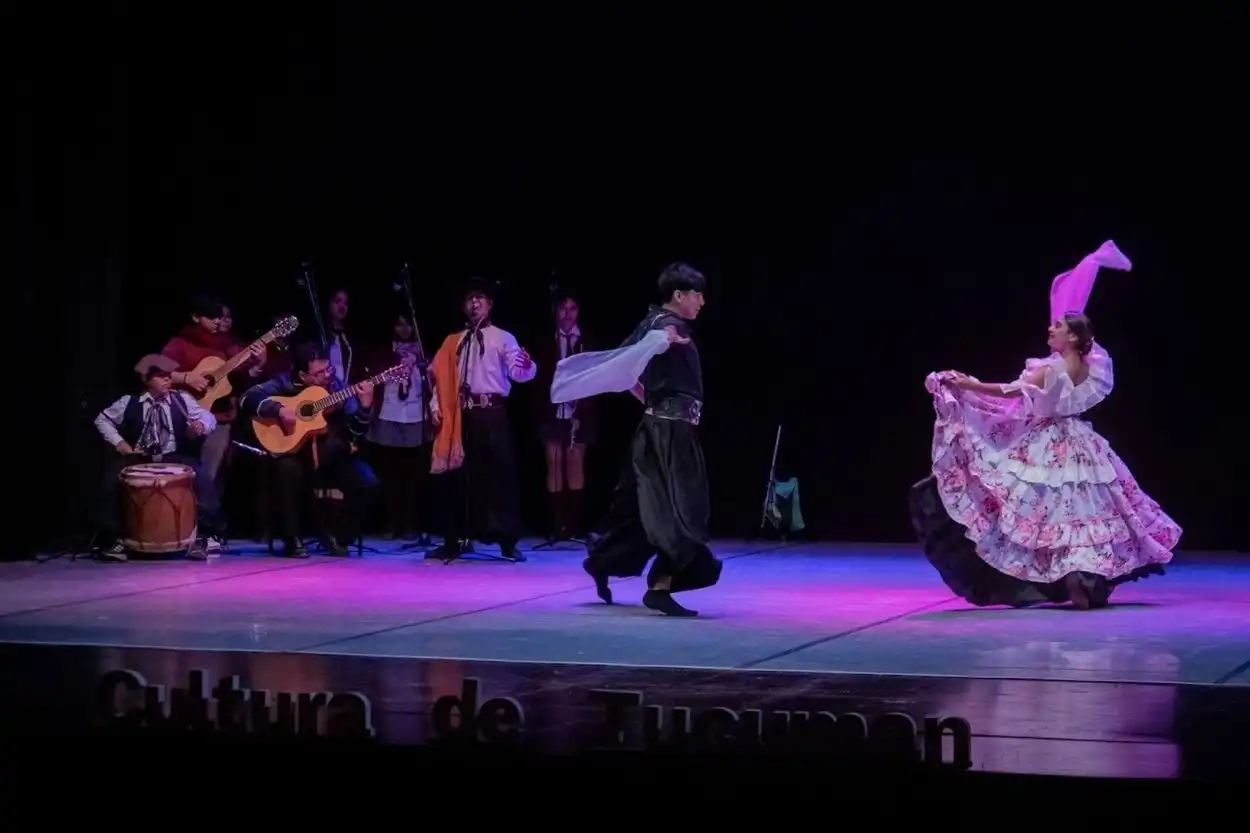 DANZA FOLCLÓRICA. Un número artístico de la escuela Mercedes Sosa.