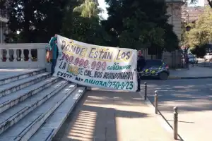 Nueva protesta estudiantil en la ESEA: denunciaron falta de aulas y suciedad en el establecimiento