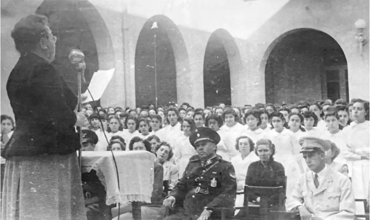 Recuerdos fotográficos: de protestas sofocadas a palos y de actos masivos, en 14 fotos