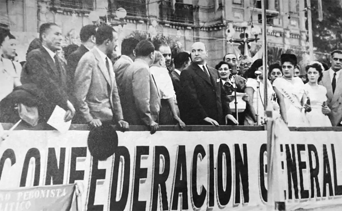 Recuerdos fotográficos: de protestas sofocadas a palos y de actos masivos, en 14 fotos